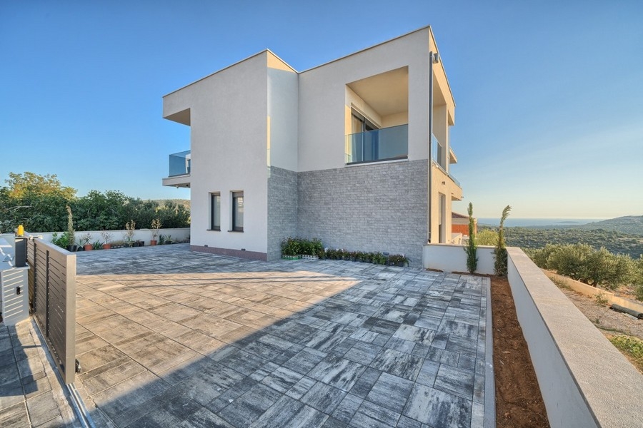 Vue extérieure de la villa avec cour d'entrée
