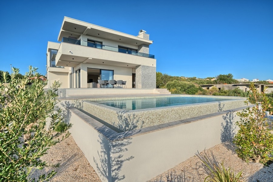 Vue extérieure de la villa avec piscine et jardin en Croatie