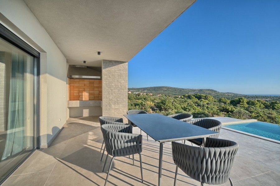 Terrasse couverte avec coin salon et vue