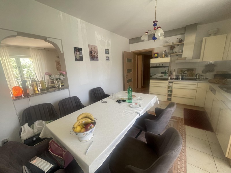 Cuisine ouverte avec coin salon