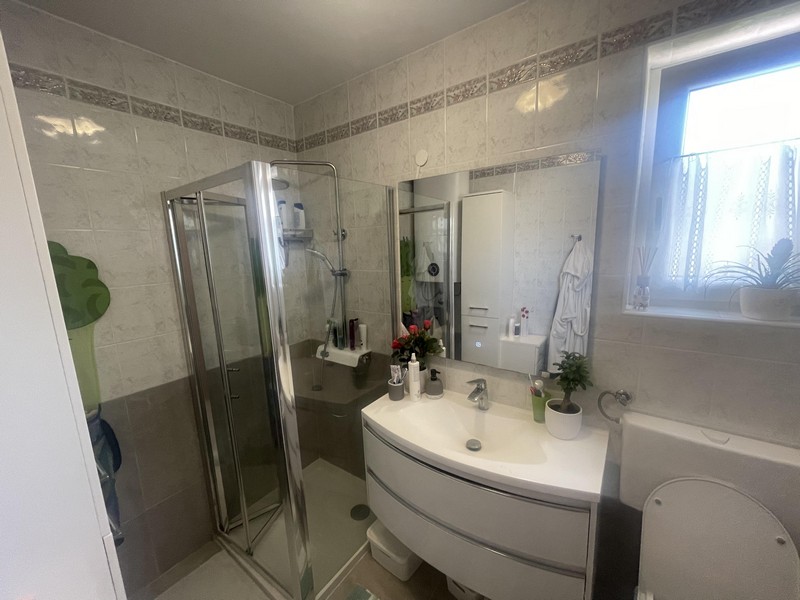 Salle de bains moderne avec douche