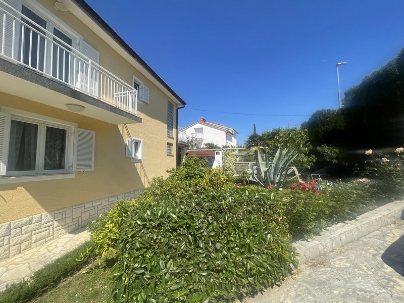 Vue latérale de la maison avec jardin en Croatie