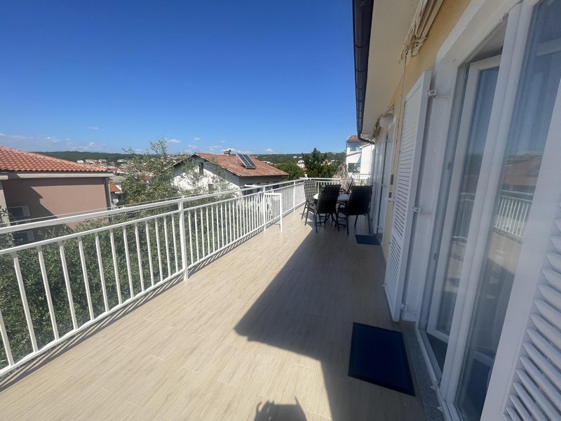 Grande terrasse couverte près de la maison