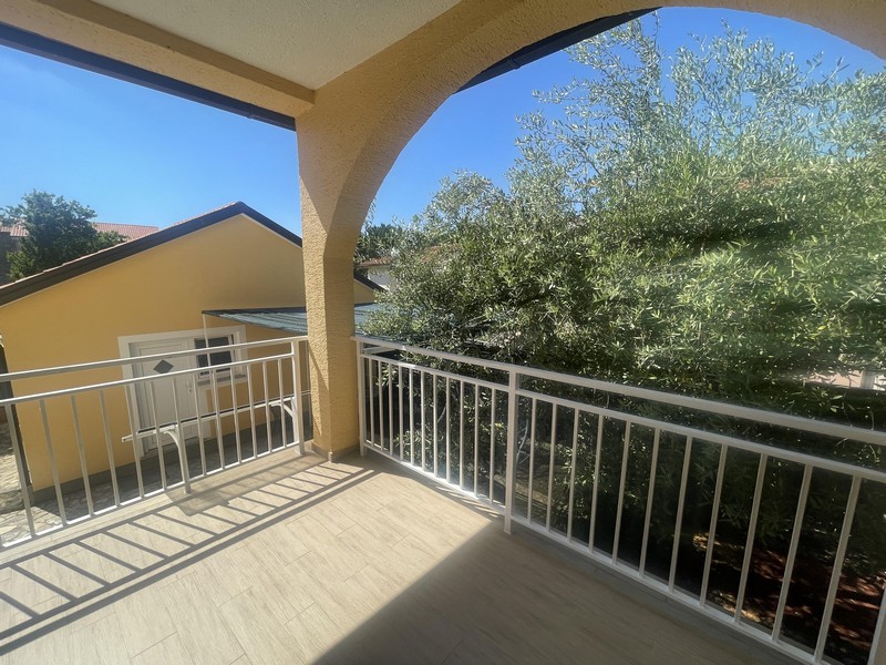 Terrasse couverte avec vue sur le jardin