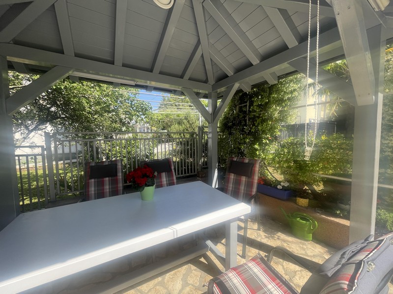 Coin salon couvert dans le jardin