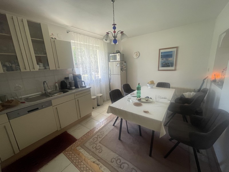 Cuisine-salle à manger claire avec coin salon