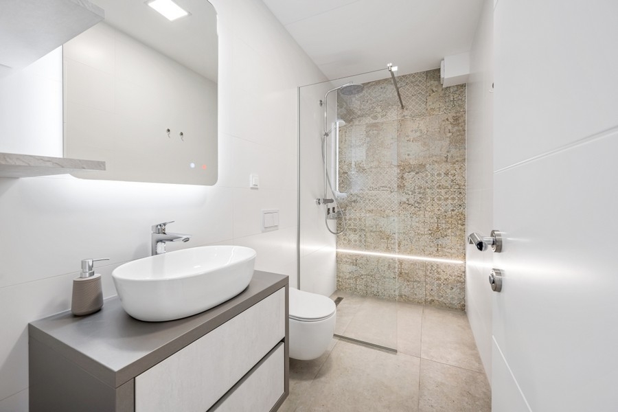 Salle de bains moderne avec douche