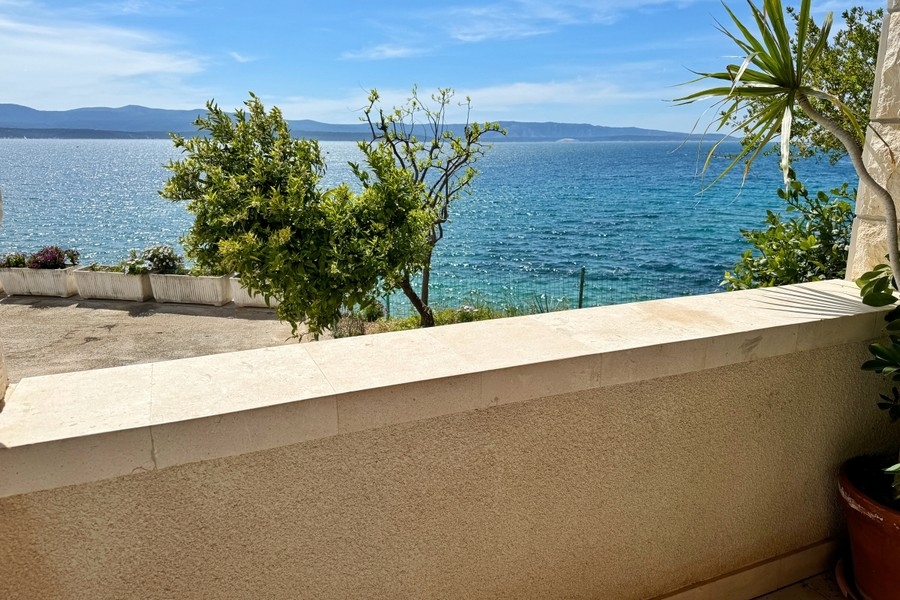 Terrasse avec vue mer dans la maison en pierre sur l'île de Brac