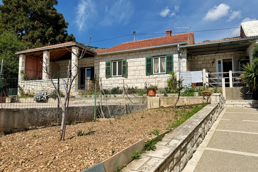Vue extérieure de la maison en pierre en Croatie