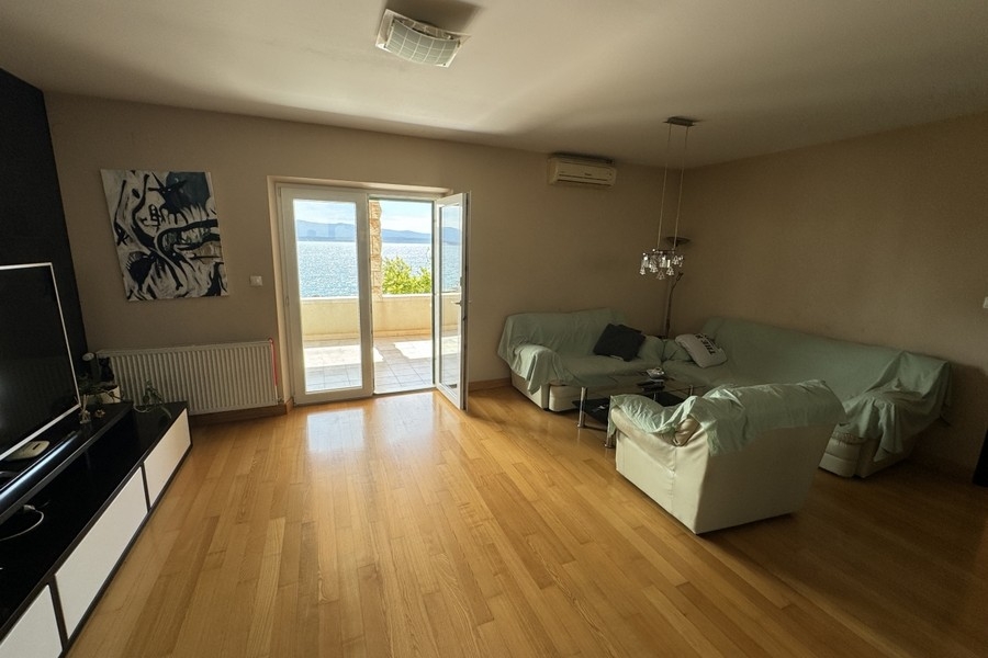 Salon avec parquet et accès au balcon