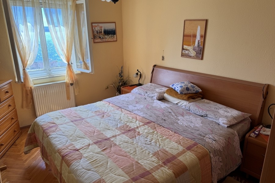 Chambre avec fenêtre et vue mer en Croatie