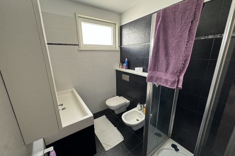 Salle de bains carrelée dans la maison en pierre sur Brac