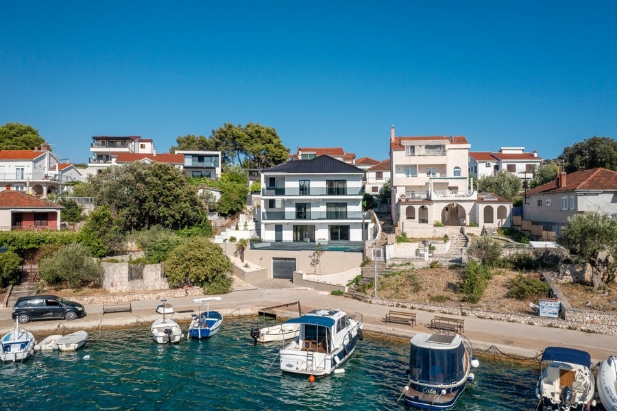 Villa moderne en bord de mer avec ponton à Rogoznica