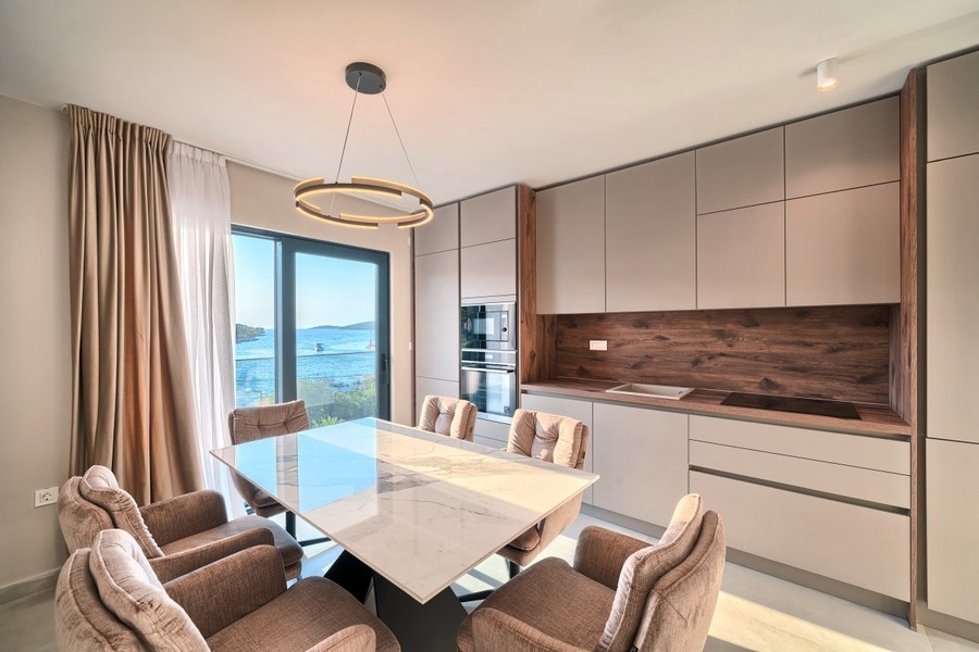 Coin repas avec cuisine moderne et vue mer