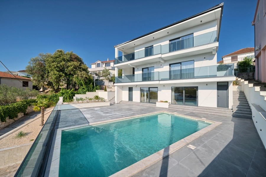 Villa avec piscine et solarium en Croatie