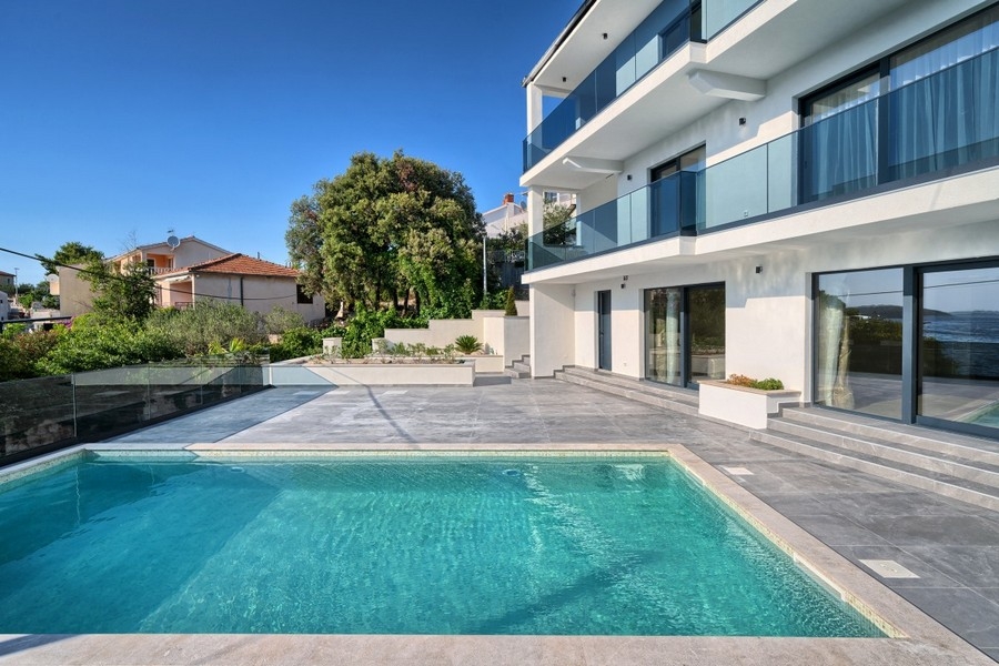 Villa moderne avec piscine et grande façade vitrée