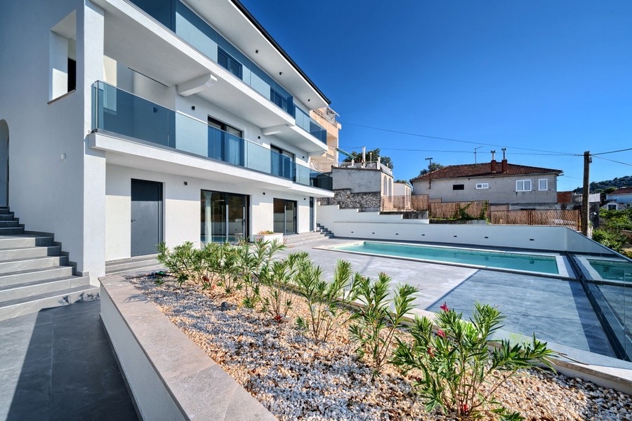 Villa avec balcons, jardin et piscine