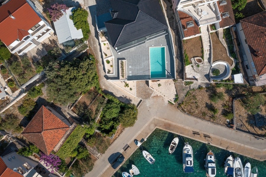 Vue aérienne de la villa avec piscine près de la mer