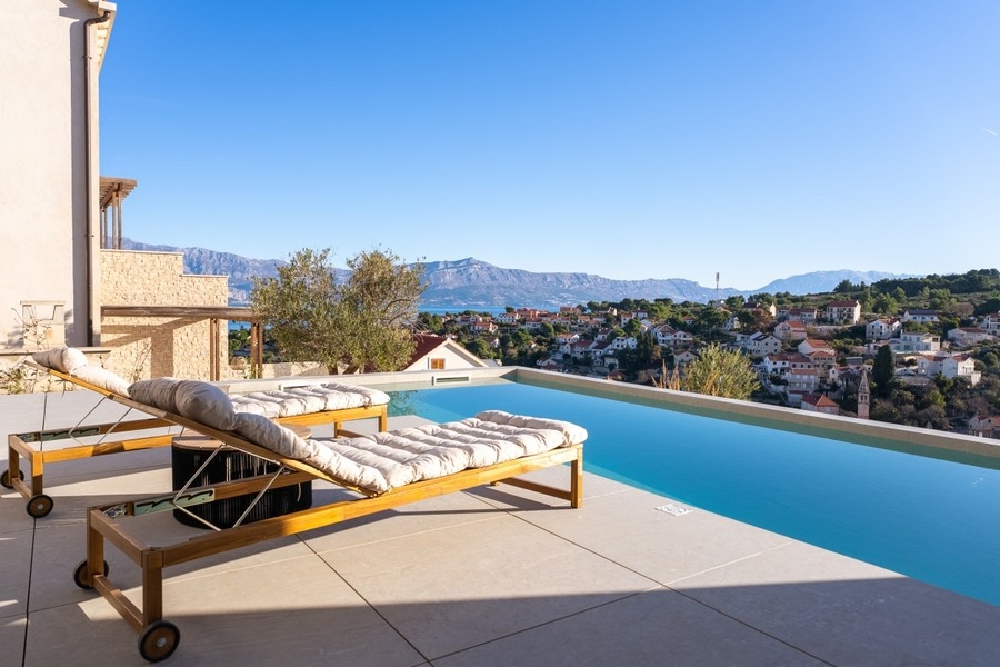 Piscine avec bains de soleil et vue sur les environs