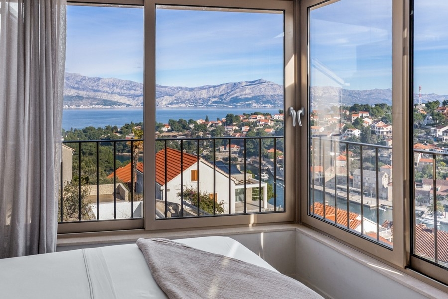 Grande baie vitrée avec vue sur la mer