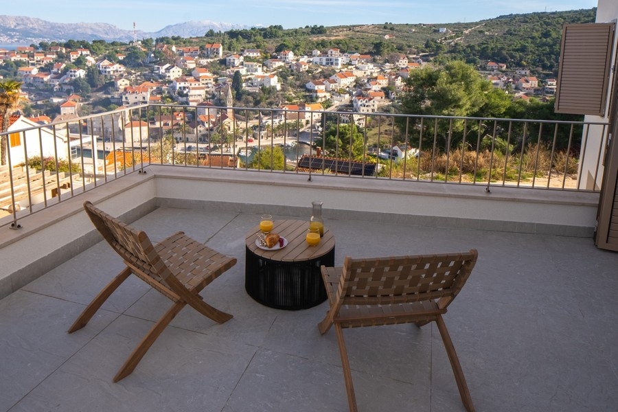 Terrasse avec sièges et vue sur le village