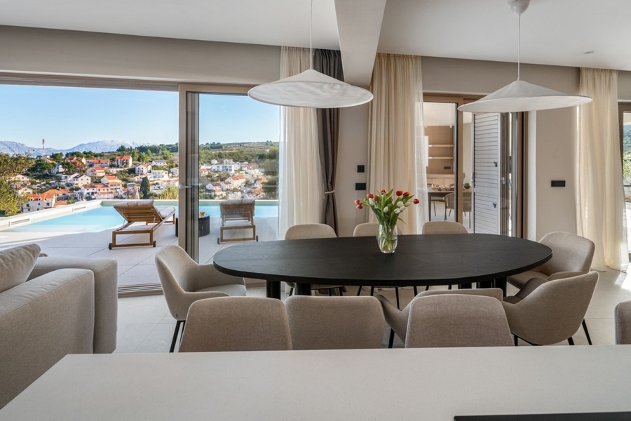 Séjour avec table à manger et vue mer