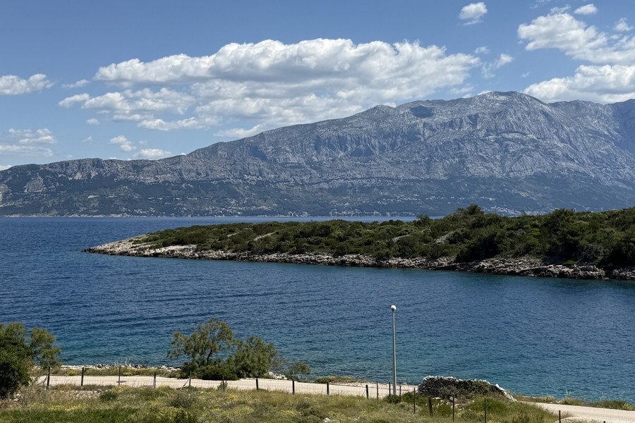 Vue mer sur la côte de l'île de Brac