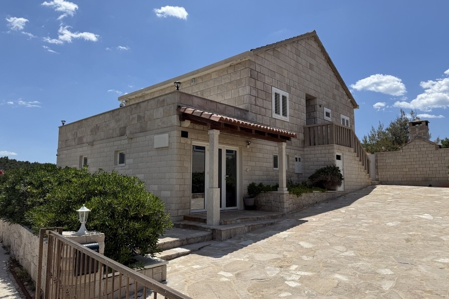 Maison en pierre avec terrasse sur l'île de Brac