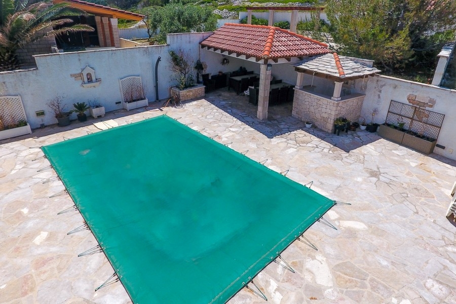 Piscine avec espace lounge couvert