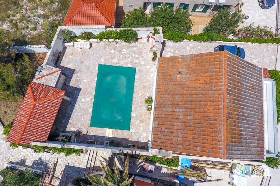 Vue aérienne de la maison et de la piscine en Croatie