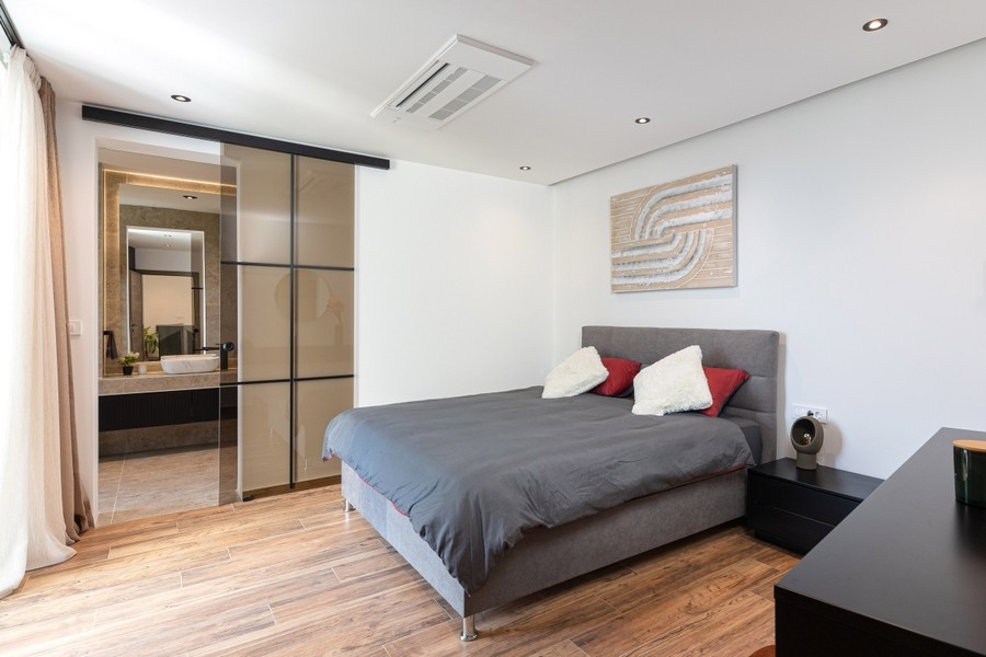 Chambre avec lit et armoire coulissante