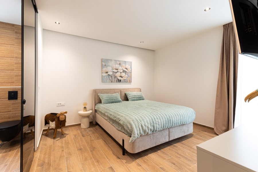 Chambre avec lit double et parquet
