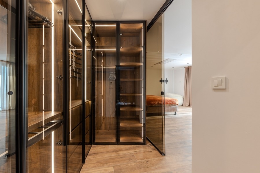 Dressing avec façades vitrées