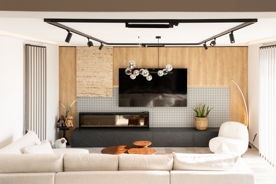 Salon avec cheminée et éléments en bois