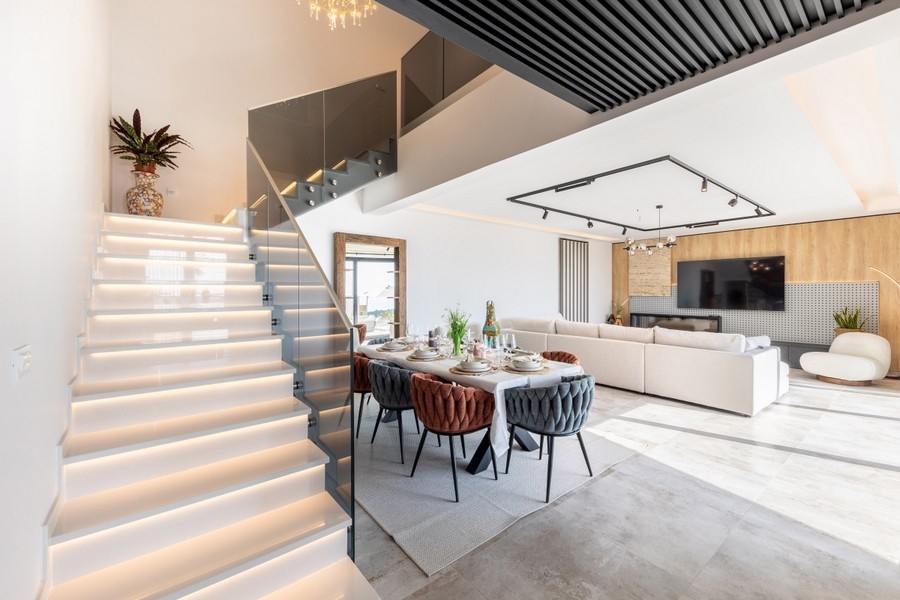 Séjour ouvert avec escalier et coin salon