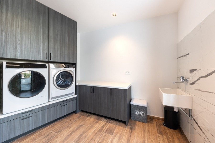 Buanderie avec lave-linge et sèche-linge