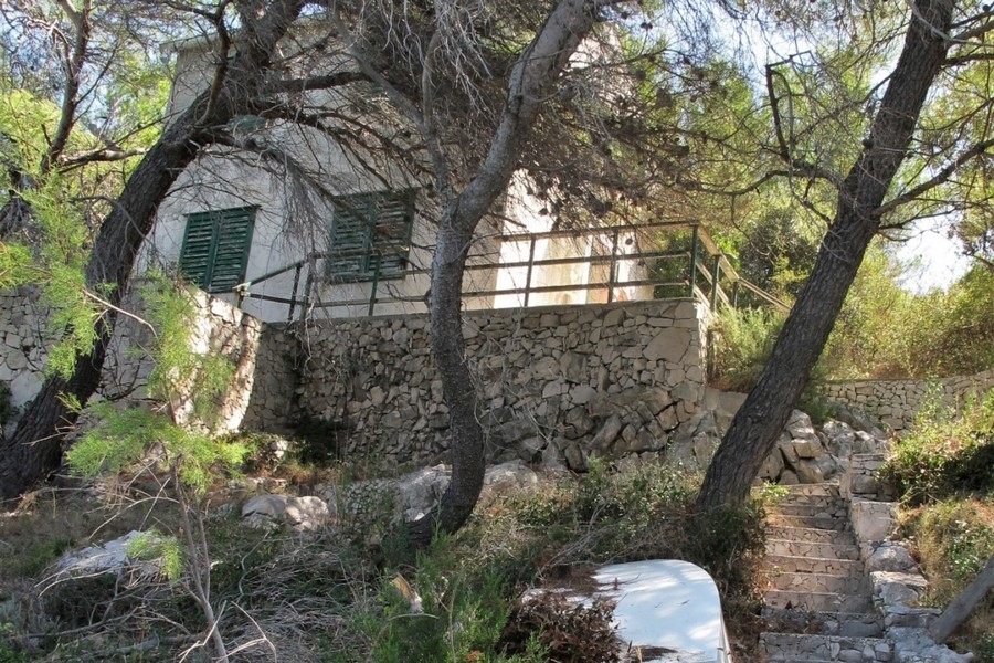 Maison en pierre parmi les pins sur Brac