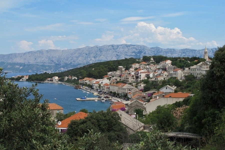Village côtier sur l'île de Brac en Croatie