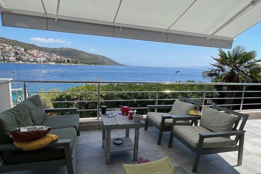 Terrasse avec vue mer et store électrique