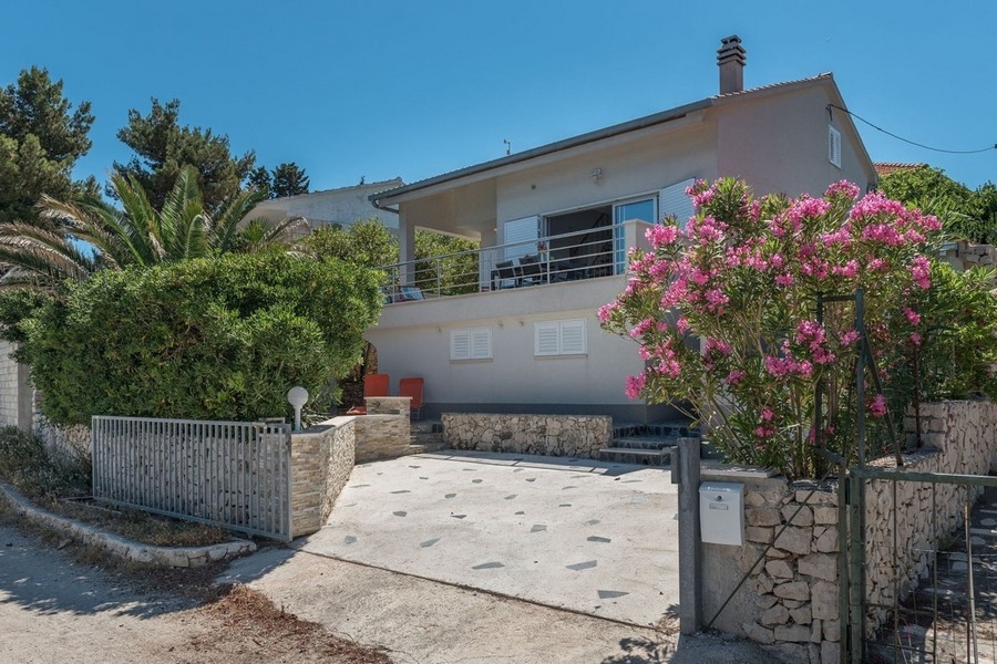 Vue de la maison avec jardin sur Ciovo en Croatie