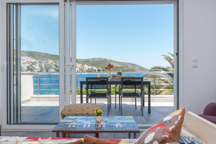 Séjour clair avec accès à la terrasse et vue mer