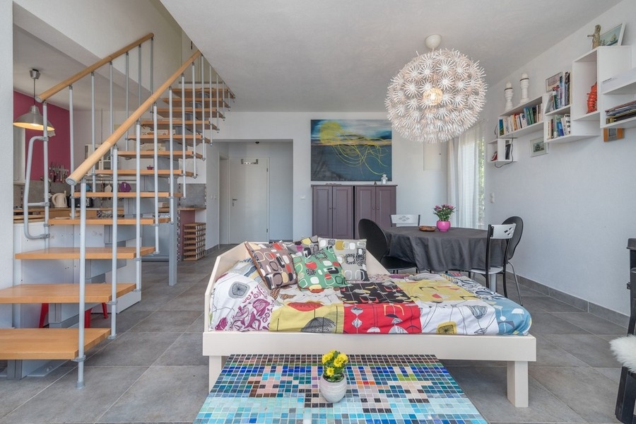 Séjour ouvert avec escalier intérieur