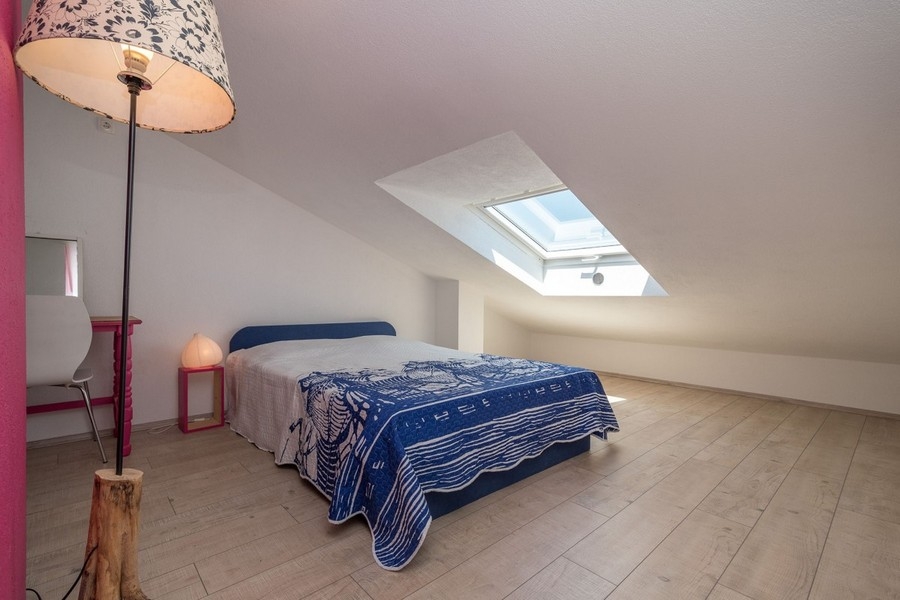 Chambre sous les combles avec fenêtre de toit