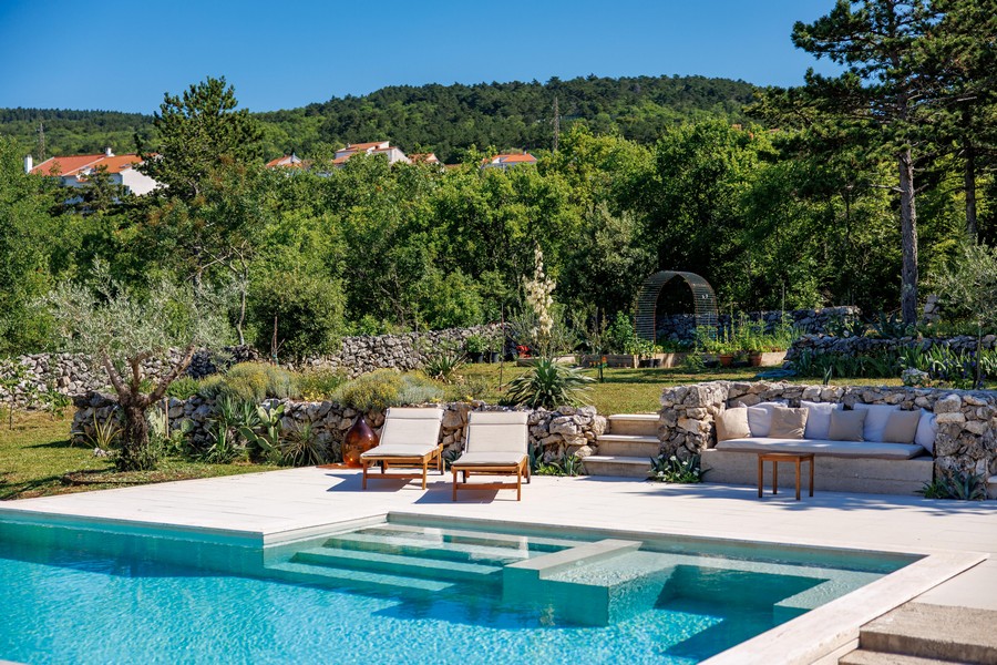Terrasse de jardin avec lounge et végétation méditerranéenne