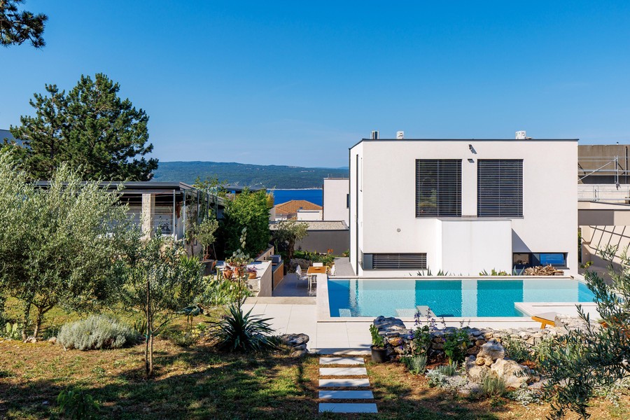 Villa avec piscine et vue sur la verdure
