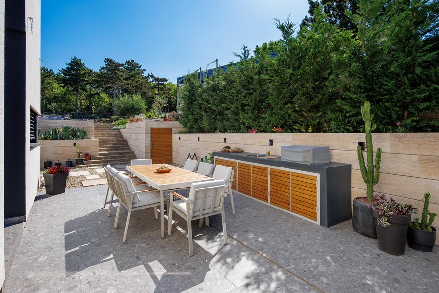 Espace extérieur couvert avec cuisine d'été et barbecue