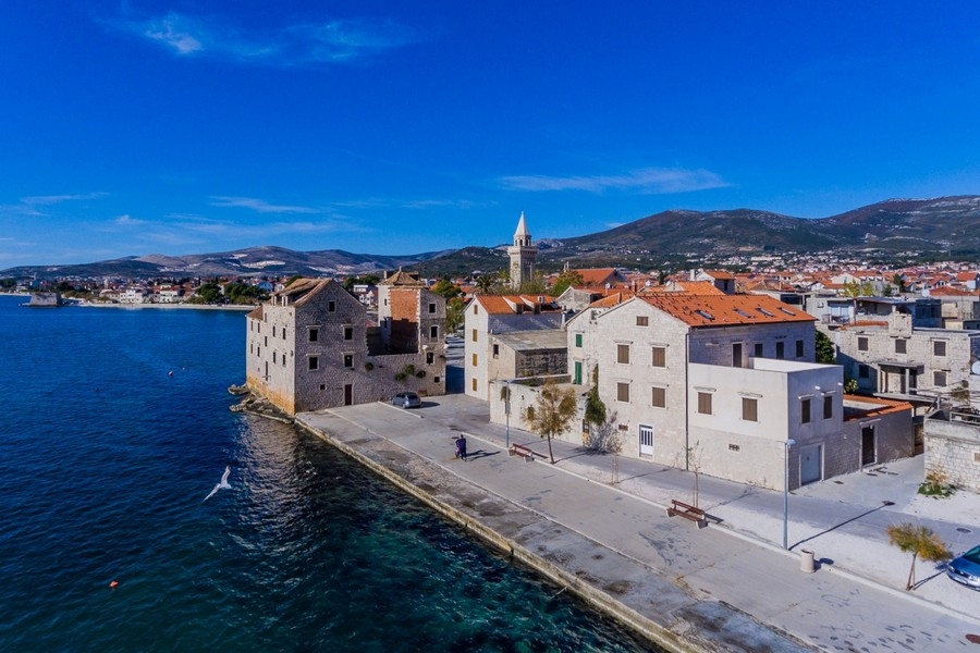 Maison historique en pierre en bord de mer à Kastela