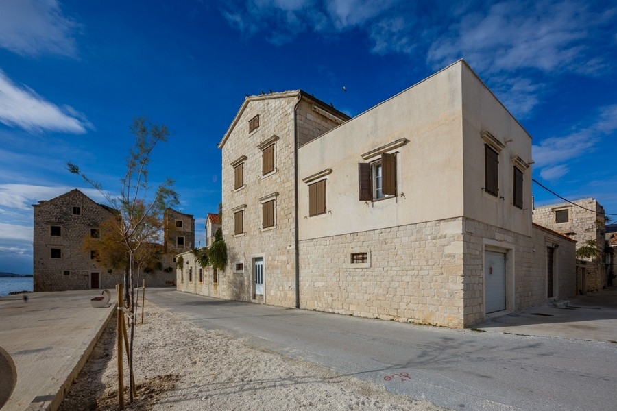 Vue extérieure de la maison historique en pierre