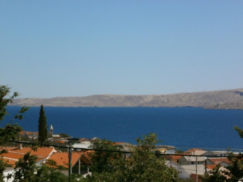 Vue mer sur la baie à Karlobag