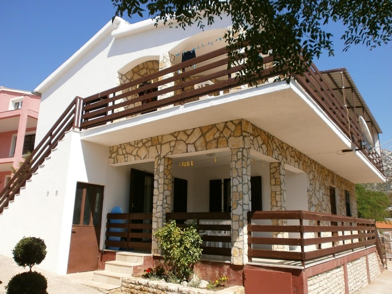Vue extérieure des deux maisons en Croatie